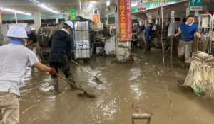 Nettoyage d'un supermarché après des inondations dévastatrices au Japon