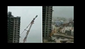 Le cyclone Fani fait s&#39;effondrer une grue sur des bâtiments en Inde