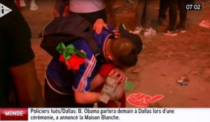 Euro 2016 : un jeune fan portugais console un supporter français en larmes