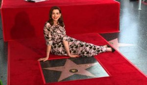 Anne Hathaway "émue" par son étoile à Hollywood