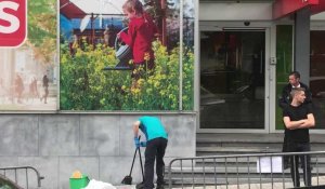 Bruxelles: des "gilets jaunes" s'attaquent à la façade du PS