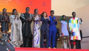 Cannes: Maty Diop monte les marches pour son film "Atlantique"