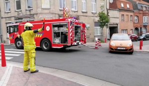 Mouscron: impressionnant feu de sapin dans un jardin de la rue de la Station