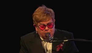 Taron Egerton et Elton John interprétant Rocketman sur la Plage du Carlton