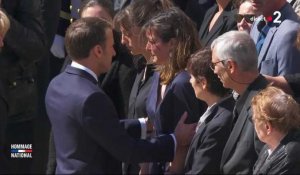 Hommage aux militaires tués au Bénin : Emmanuel Macron console la compagne d'Alain Bertoncello en pleurs