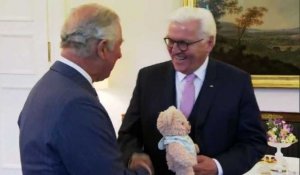Le président allemand offre un ours en peluche au prince Charles