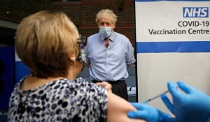 Le Royaume-Uni débute les vaccinations anti-covid, une première en Europe