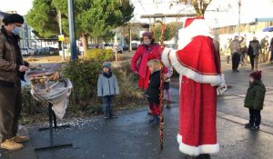 Le Père Noël de passage devant la gare