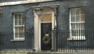 Coronavirus: images devant Downing Street, réunion d'urgence prévue
