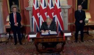 Boris Johnson signe l'accord post-Brexit avec l'UE