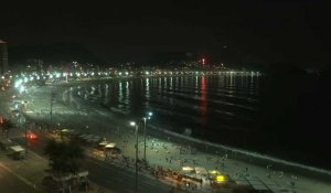 Brésil: des plages presque vides et des feux d'artifice amateurs à Rio