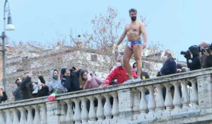 Des Romains sautent dans le Tibre pour fêter la nouvelle année