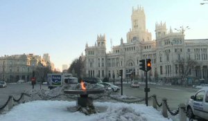 La flamme du Monument aux victimes de la pandémie brûle à Madrid alors que le nombre de morts dans le monde approche des deux millions