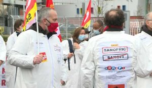 Sanofi: rassemblement de salariés devant le siège à Vitry-sur-Seine