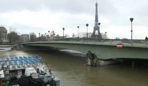 La Seine en crue, le Zouave en partie immergé