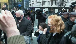Le rédacteur en chef de WikiLeaks et la partenaire de Julian Assange arrivent au tribunal à Londres