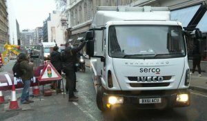 Londres: le camion transportant Julian Assange arrive au tribunal avant la décision sur la demande d'extradition