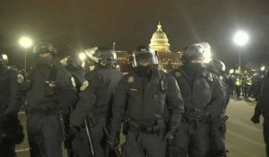 USA: Scènes chaotiques à l'extérieur du Capitole alors que la police "nasse" les manifestants après le couvre-feu
