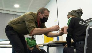 Seringue à la main, des néophytes s'entraînent à vacciner à Londres
