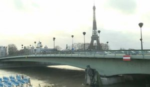 Crue de la Seine: à Paris, le Zouave du pont de l'Alma les pieds dans l'eau