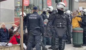 Bruxelles : des manifestants contre les mesures covid ligotés