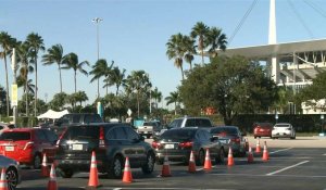 Covid- 19: des automobilistes attendent pour se faire tester à Miami