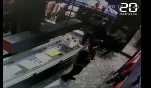 Paris: Une boutique Moncler pillée sous les yeux des vendeurs