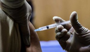 Covid-19 : l'Europe, entre vaccinations et renforcement des restrictions