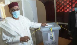 Présidentielle au Niger: Mohamed Bazoum, candidat du parti au pouvoir, vote