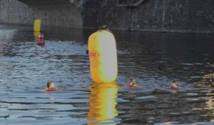 Tchéquie: des nageurs se retrouvent pour un bain glacé dans le centre de Prague