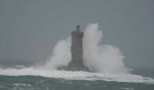Tempête Bella: rafales de vent au large de la Bretagne, retour au calme en Normandie