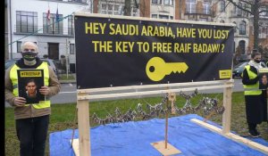 Amnesty a déposé une clé à l'ambassade saoudienne à Bruxelles pour libérer Raif Badawi