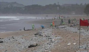 Bali nettoie ses plages envahies par des déchets plastiques