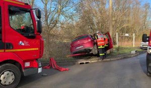 Évin-Malmaison : délicate intervention pour une automobiliste suspendue au-dessus d’un fossé
