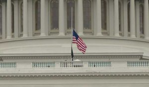 Violences au Capitole: drapeaux en berne après la mort d'un policier