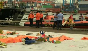 Accident d'un Boeing en Indonésie: des débris exposés au port de Jakarta