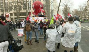 Des soignants manifestent devant le ministère de la Santé