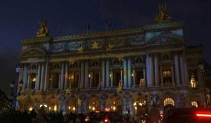 A Paris, la façade de l'opéra Garnier illuminée aux couleurs de l'Europe