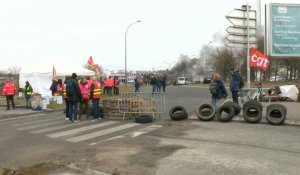 Retraites: blocage du rond point de l'Oncle Sam à Amiens Nord