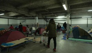 Paris: à deux pas de l'Arc de Triomphe, des migrants hébergés dans un parking