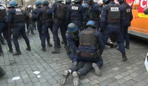 Retraites: des heurts sur la place d'Italie, à l'arrivée de la manifestation parisienne