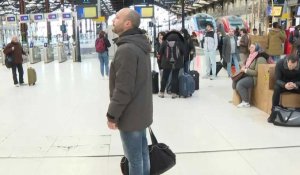 Retraites: gare de Lyon, à Paris, c'est encore "la galère" pour les voyageurs