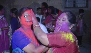 La célébration de Holi remplit les rues de Karachi de couleurs