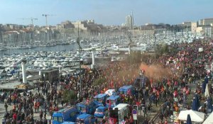 Retraites: les manifestants se rassemblent au Vieux Port