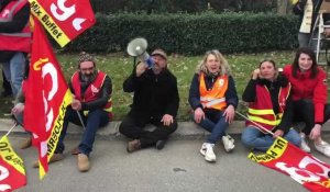 VIDÉO. Grève du 7 mars à Ploërmel : « On est fatigués », les manifestants bloquent un rond-point