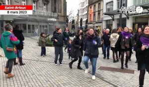 A Saint-Brieuc un flash mob avant la marche aux flambeaux pour les droits des femmes 