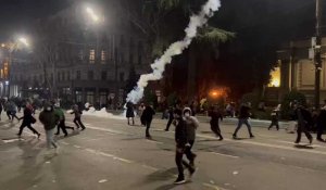 Géorgie: les manifestants restent dans la rue après avoir été dispersés par la police