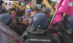 Des manifestants pour accueillir le président Macron dans les Hautes-Alpes