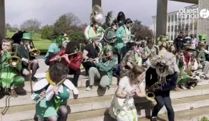VIDÉO. Carnaval étudiant de Caen : la fanfare de la fac de médecine fait patienter les festivaliers 