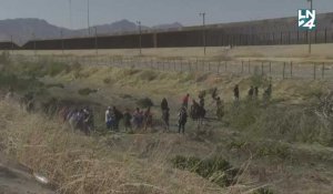 Des migrants tentent de franchir la frontière entre le Mexique et les États-Unis